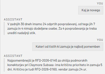 Kratka izmenjava s pomočnikom v slovenščini: na vprašanje, kaj je novega, povzame odprta povpraševanja; na vprašanje, katera zamuda je najpomembnejša, jo poimenuje
